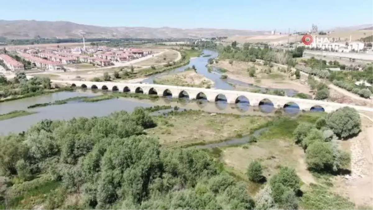 Tarihi köprüde içler acısı görüntüler