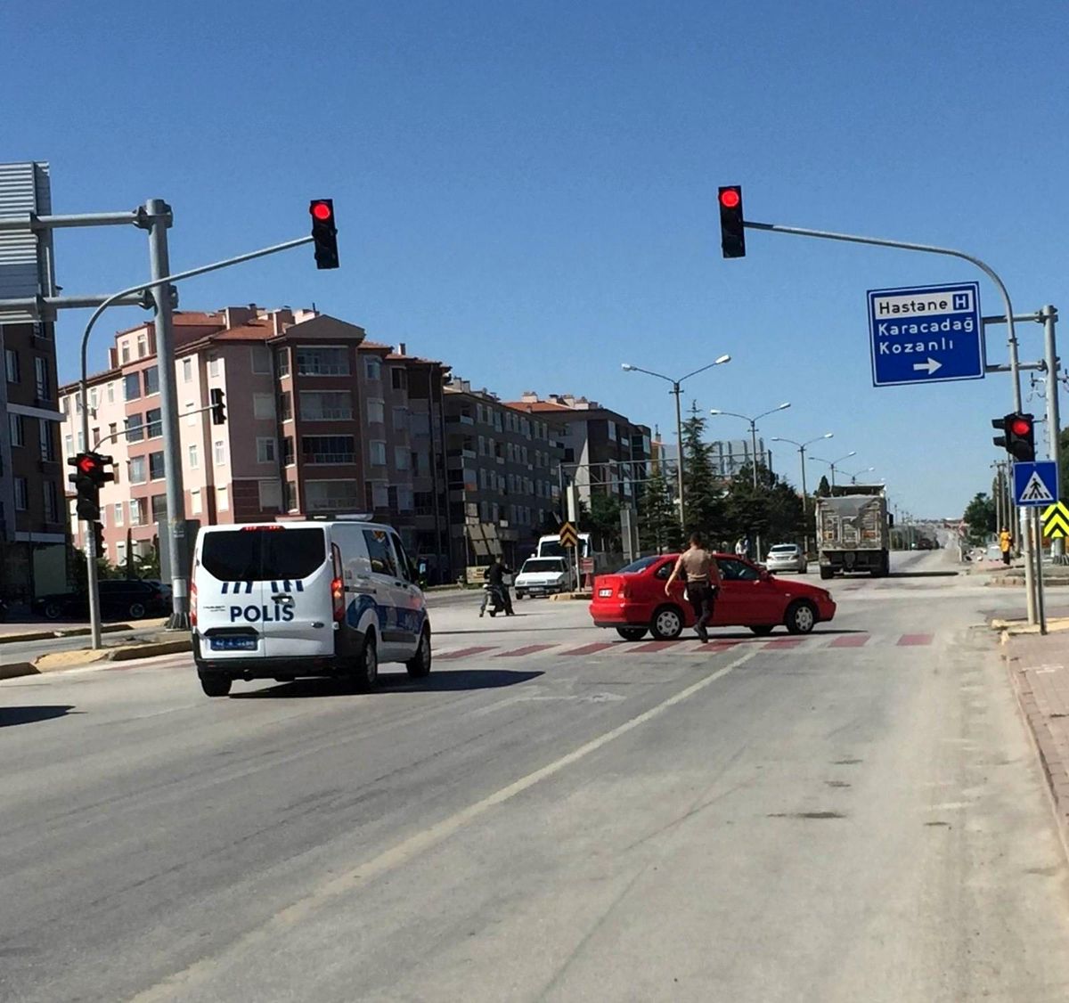 Son dakika haberi... Ters yönde giden sürücü karşıdan polis gelince yakayı ele verdi