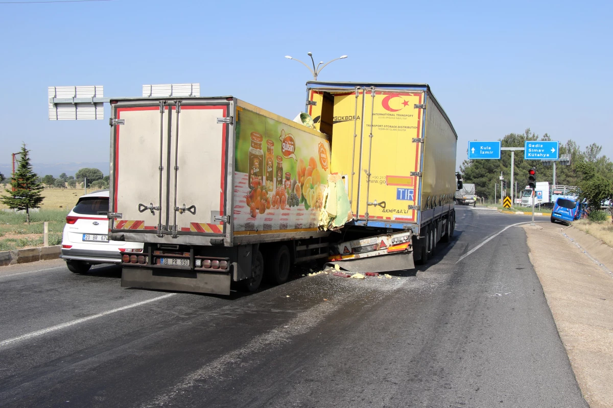 Son dakika haberi... Uşak\'ta 3 aracın karıştığı trafik kazasında 1 kişi yaralandı