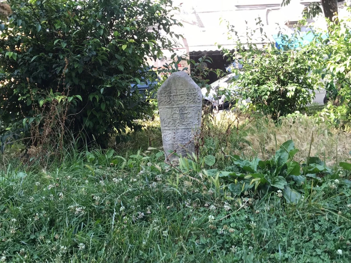 Üsküdar\'da parktaki kıble taşını görenler, mezar taşı sanıp şaşırıyor