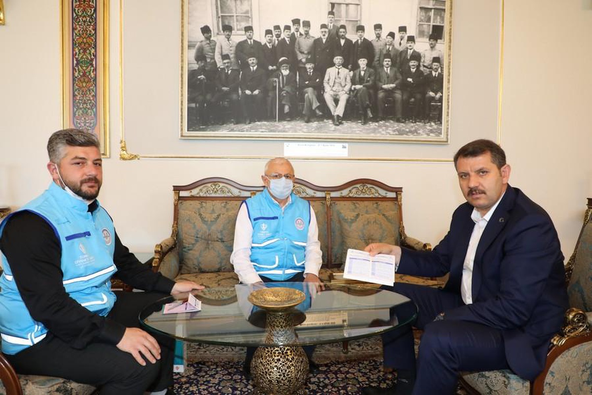 Vali Salih Ayhan, kurbanını TDV\'ye ve Hayat Ağacı Derneğine bağışladı