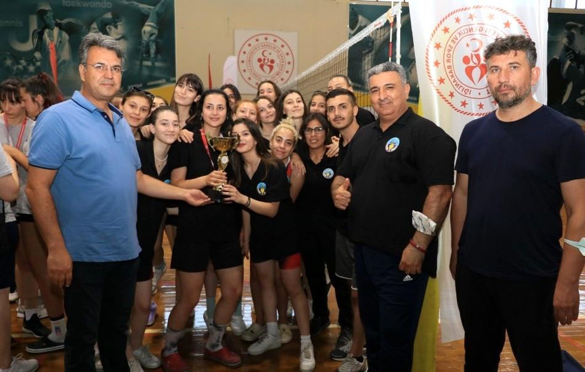 Valilik Kupası\'nın birincisi Turgutlu Belediyespor oldu