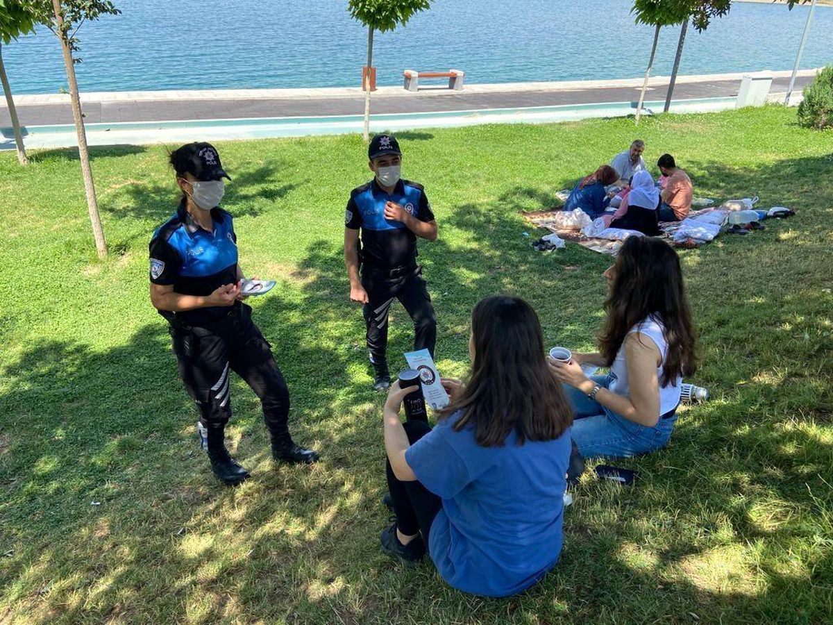 Son dakika... Van polisinden boğulmalara karşı bilgilendirme