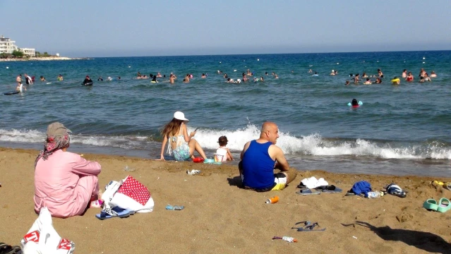 Yasaklar kalktı sıcaklar arttı, tatilciler denize koştu