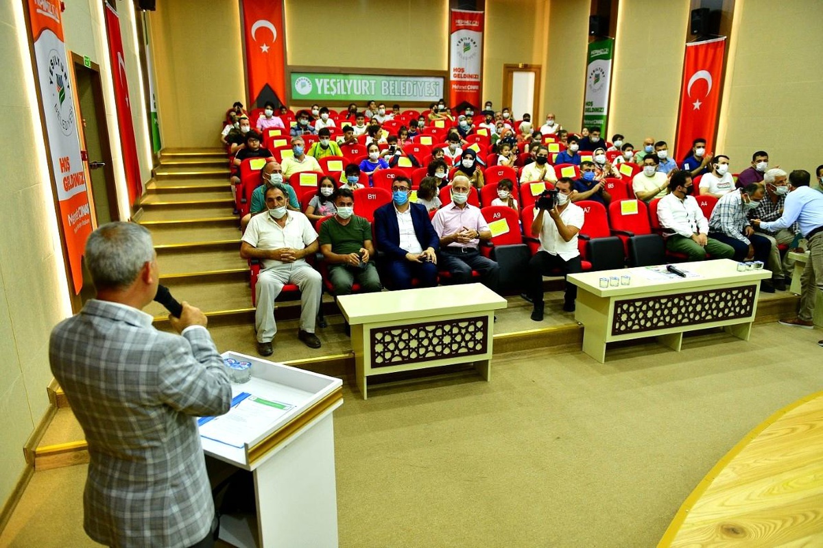 Yeşilyurt Belediyesi 2. yaz spor okulları ve futbol okulunun bilgilendirme toplantısı yapıldı