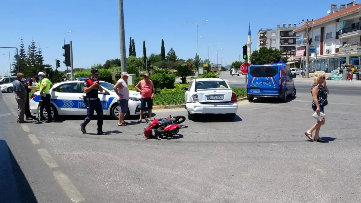 Zincirleme kazada motosiklet sürücüsü ölümden döndü