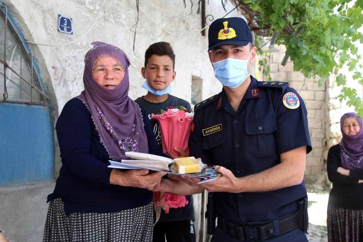 Son dakika haberleri | 66 yaşındaki Fatma teyzenin dolandırıcılara kaptırdığı parayı jandarma teslim etti