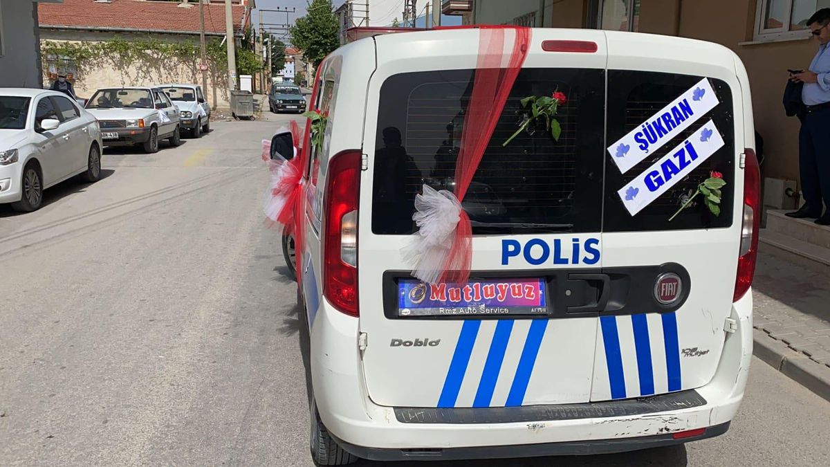 Afyonkarahisar\'da polis aracı birer gün arayla iki personelin düğünü için "gelin arabası" oldu