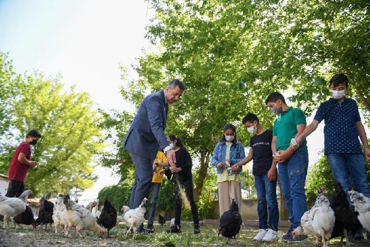 Bakan Selçuk, öğrencilerin karne sevincine ortak oldu