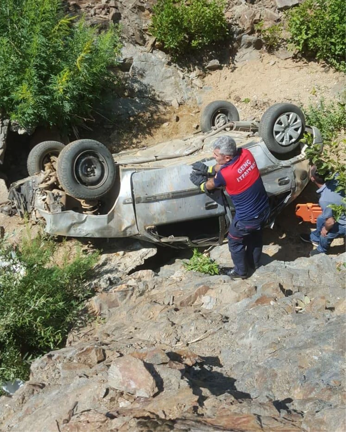 Bingöl\'de şarampole devrilen otomobildeki aileden baba ve ikiz bebeklerden biri öldü, 3 kişi yaralandı