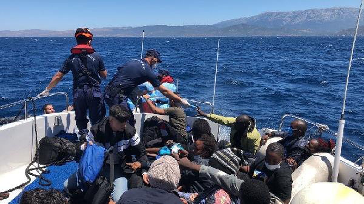 Çeşme açıklarında 26 göçmen kurtarıldı