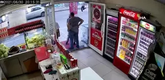 Çiğköfteci dükkanına sıçrayan bıçaklı kavga kamerada