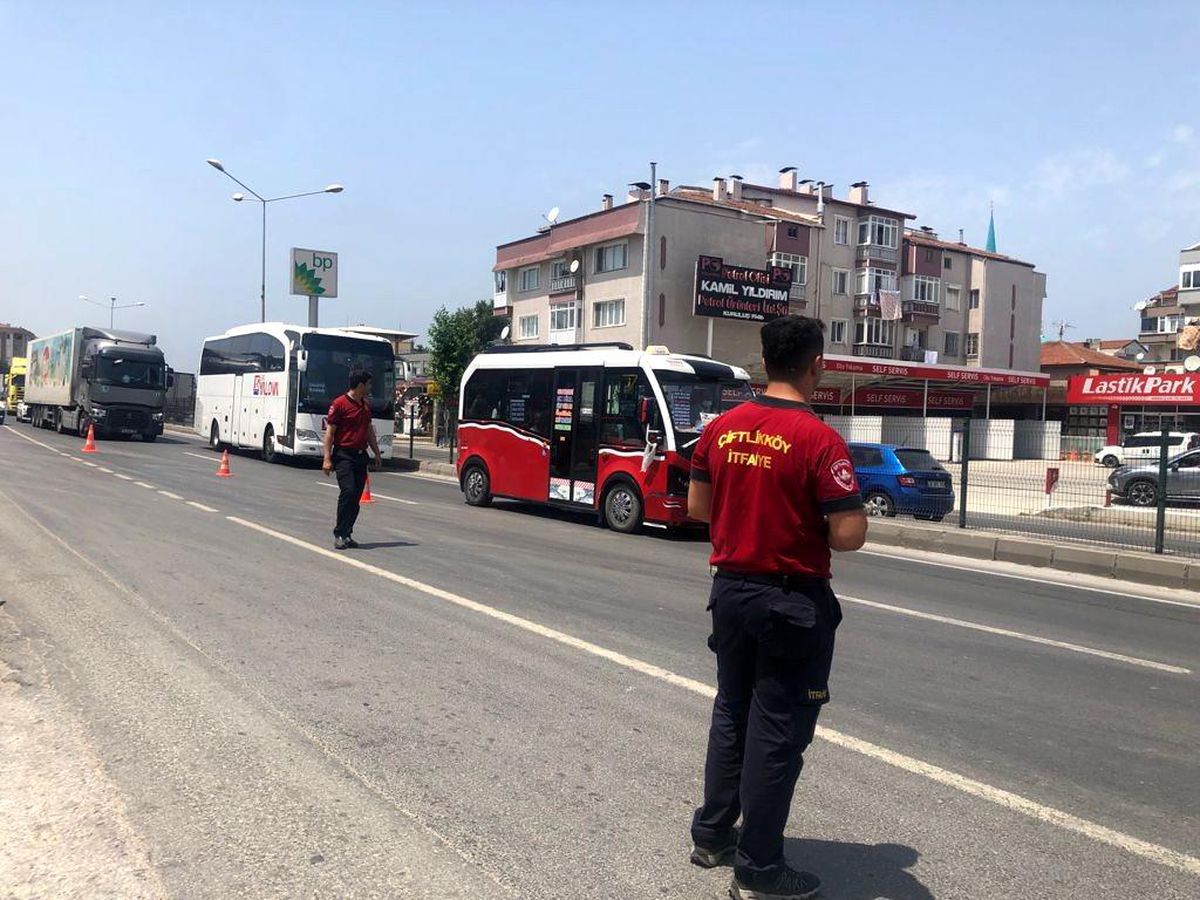 Damperi açık kalan kamyon üst geçide çarptı