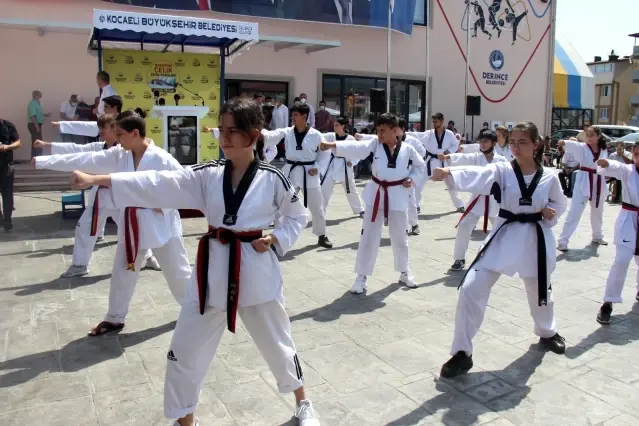 Derince'nin spor kompleksi, dualarla hizmete açıldı Derince'nin spor kompleksi, dualarla hizmete açıldı
