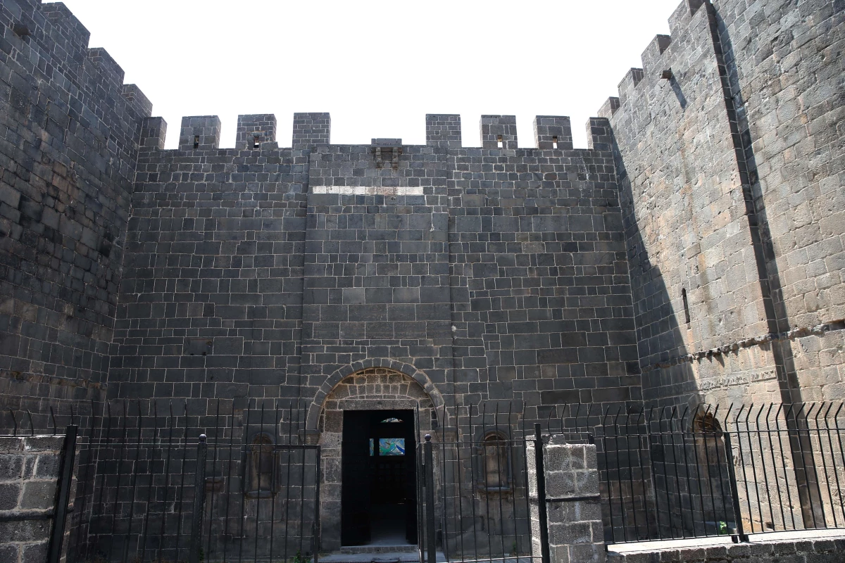 Diyarbakır Surları\'ndaki tarihi Dağkapı 79 yıl sonra yerine takıldı