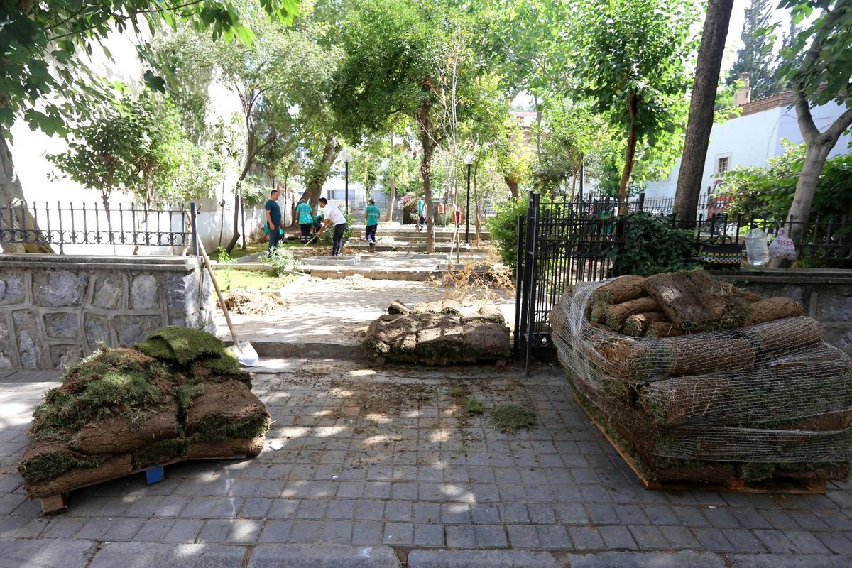 Efeler\'de parklar yeşilleniyor