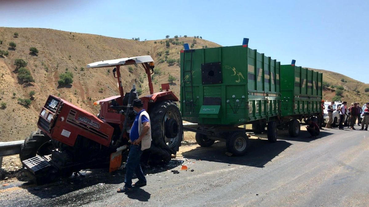 Elazığ\'da kamyonla çarpışan traktör ikiye bölündü