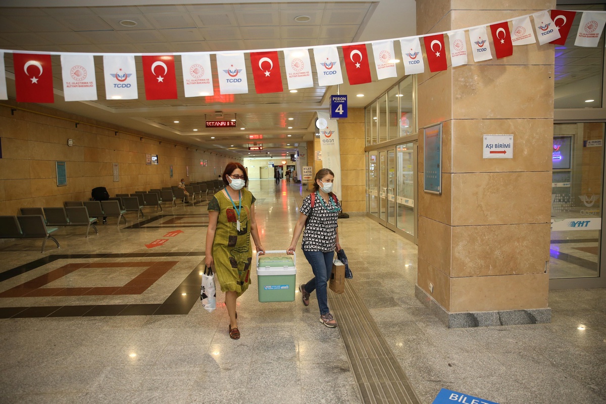 Eskişehir Garı\'nda kurulan merkezde isteyen yolculara Kovid-19 aşısı yapılıyor