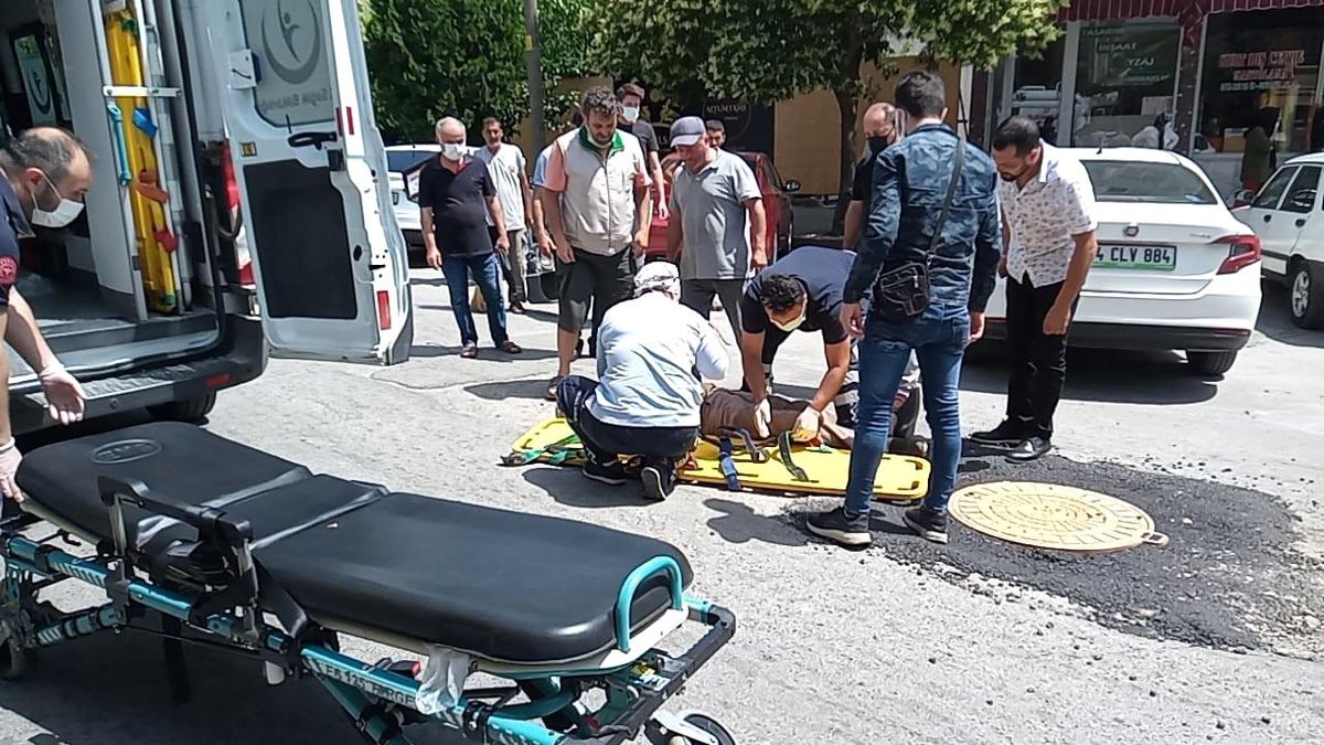 Geri geri gelen otomobile çarpan elektrikli bisiklet sürücüsü yaralandı