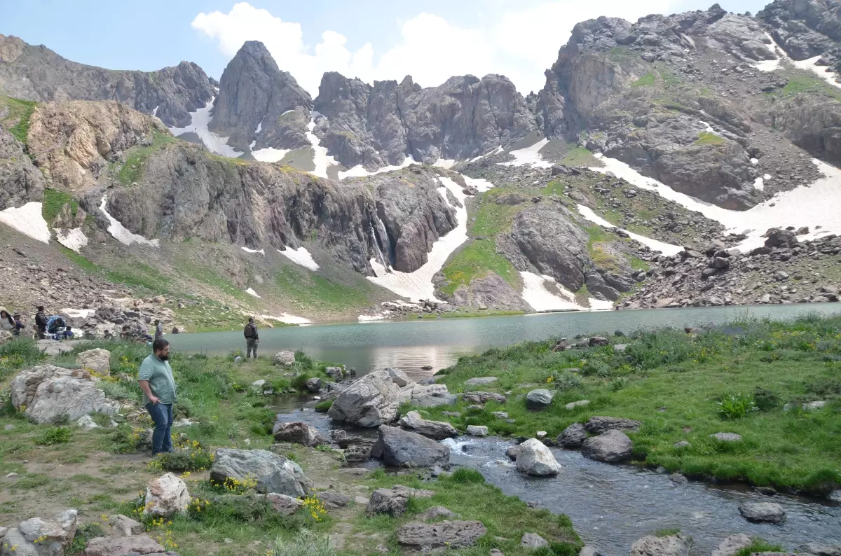 Huzurun adresi Cilo Dağları\'nda erbane ve santur dinletisi