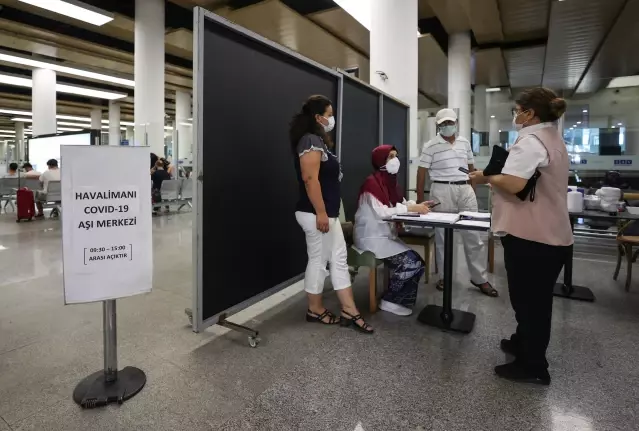 İzmir Adnan Menderes Havalimanı'nda Kovid-19 aşı istasyonu hizmete açıldı