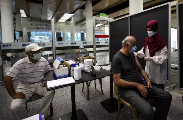 İzmir Adnan Menderes Havalimanı'nda Kovid-19 aşı istasyonu hizmete açıldı