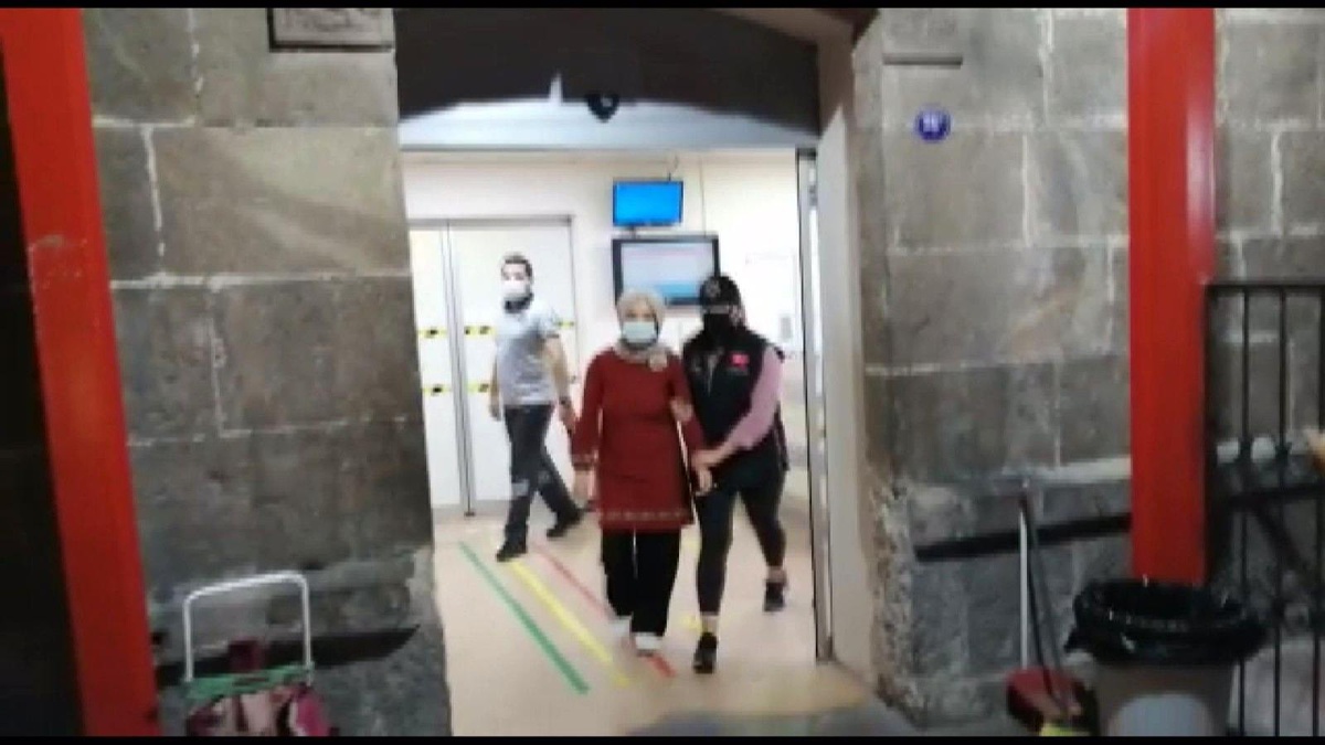 İzmir'de FETÖ operasyonu: Bölge Talebe Mesulü saklandığı adreste yakalandı