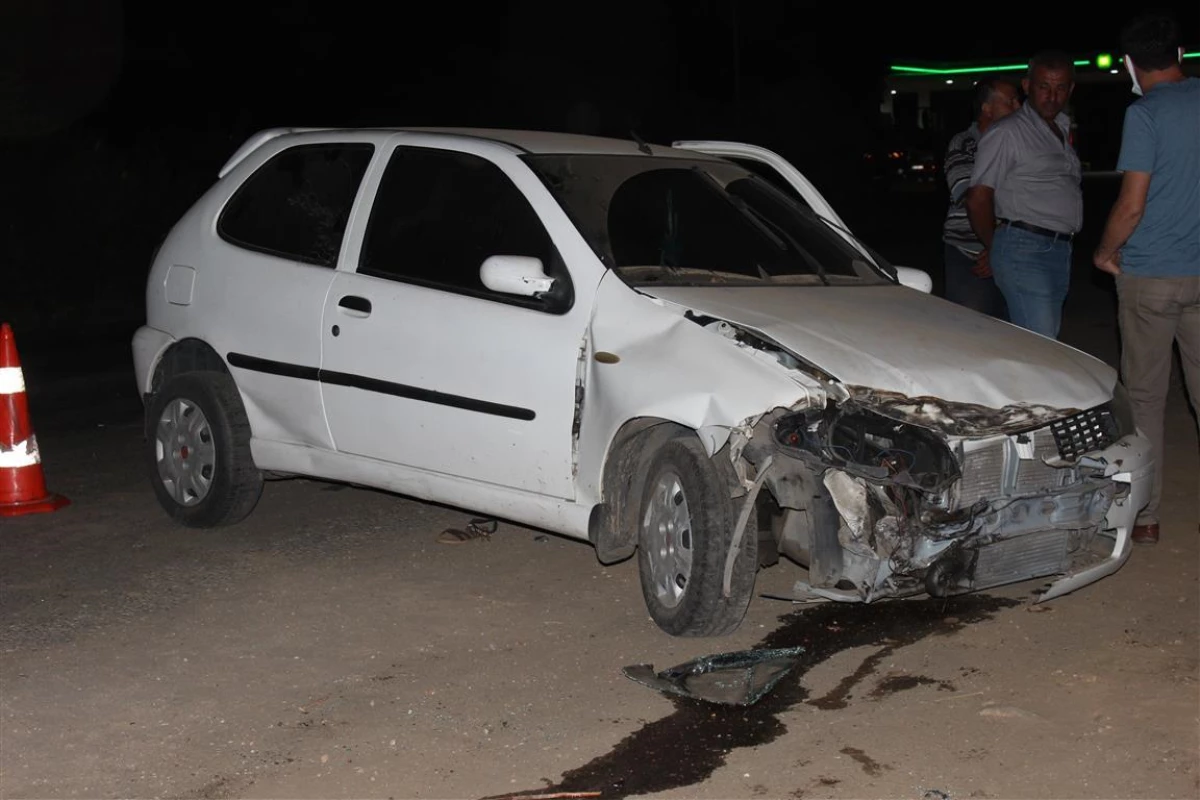 İzmir\'de otomobilin hafriyat kamyonuna çarpması sonucu 3 kişi yaralandı