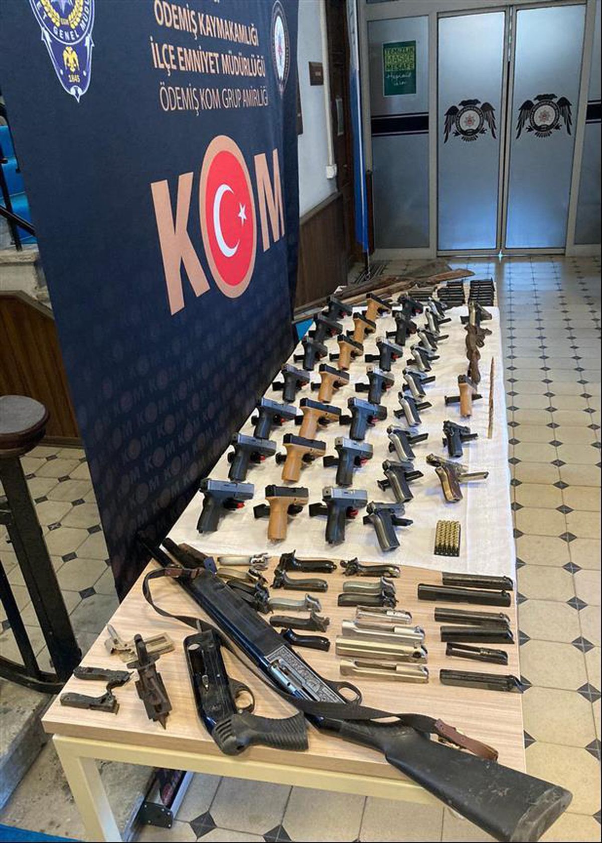 Son dakika gündem: İzmir\'de silah kaçakçılarına operasyon; 2 gözaltı