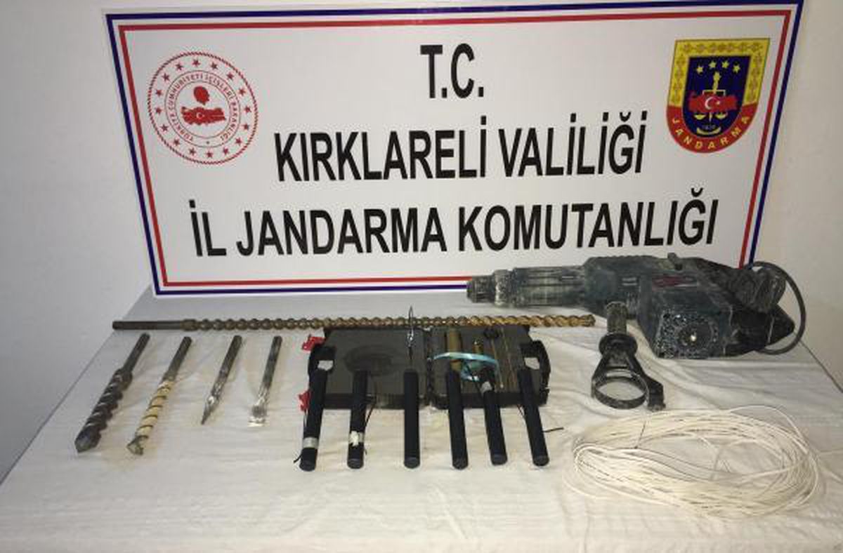 Jandarmadan kaçtıkları araçta 6 dinamit lokumu ve kablolar ele geçirildi