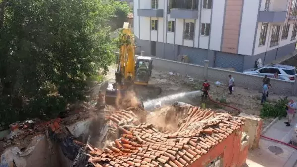 KEŞAN’DA MADDE BAĞIMLILARIN UĞRAK YERİ HALİNE GELEN 230 METRUK EV