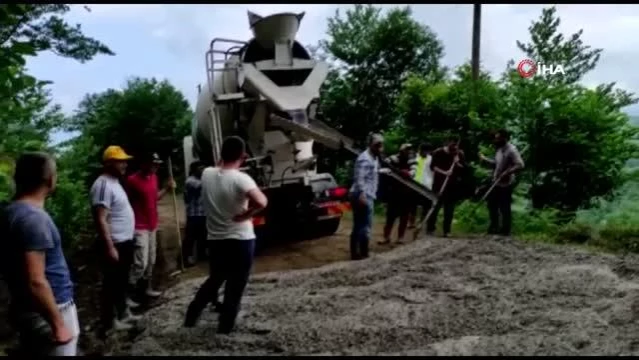 Köyün gençleri Her şeyi devletten beklememek lazım dediler, yayla yollarına kendileri beton döktüler