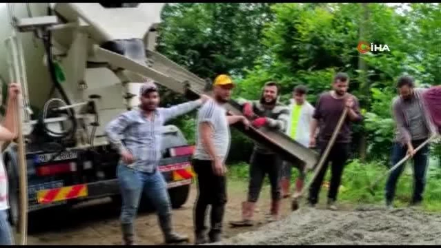 Köyün gençleri Her şeyi devletten beklememek lazım dediler, yayla yollarına kendileri beton döktüler