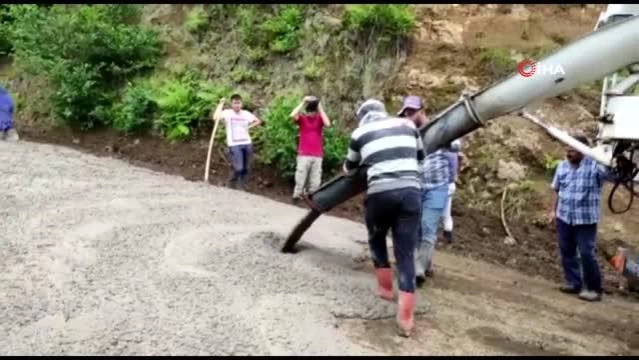 Köyün gençleri Her şeyi devletten beklememek lazım dediler, yayla yollarına kendileri beton döktüler