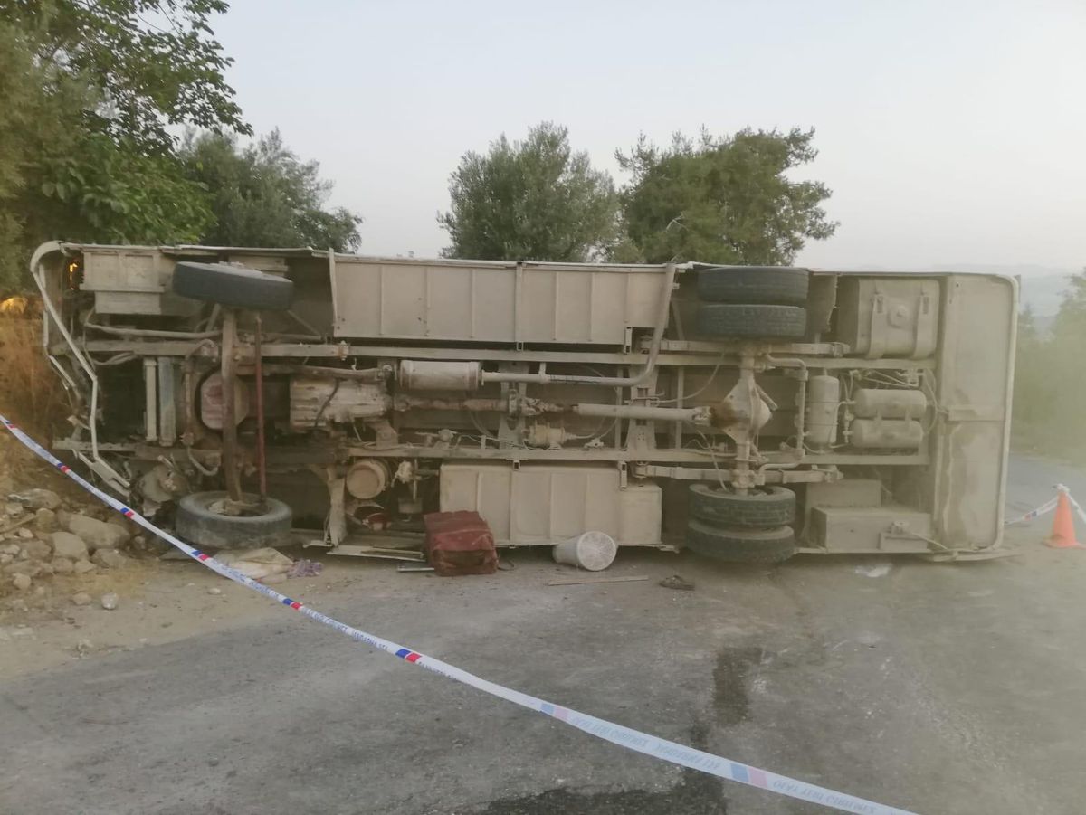 Mersin\'de tarım işçilerini taşıyan midibüs freni patladıktan sonra devrildi: 1 ölü, 16 yaralı