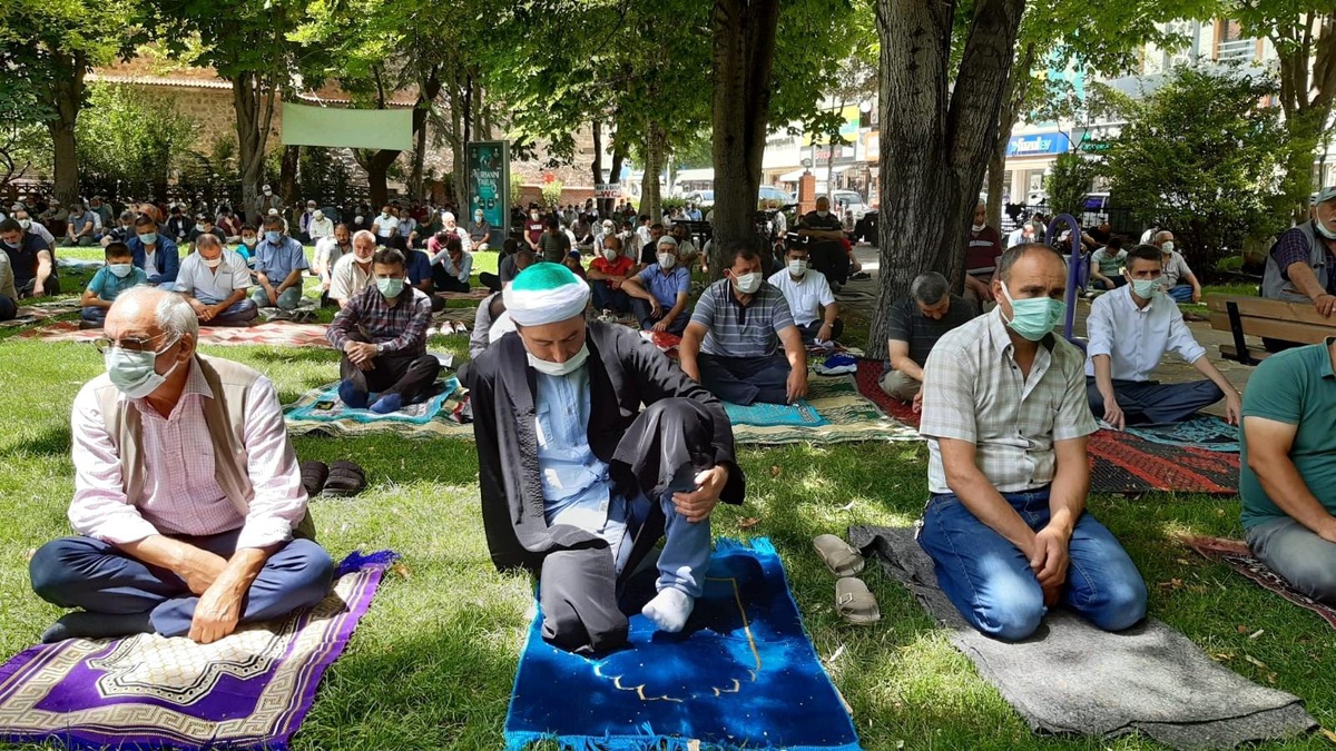 Normalleşmenin ilk cumasında vatandaşlar camilere akın etti