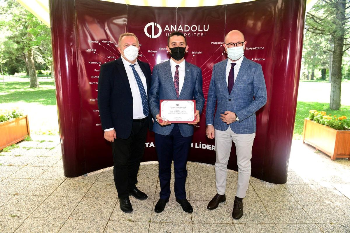 Rektör Erdal, Doç. Emre Ünlenen\'i tebrik etti