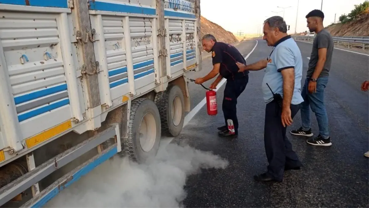 Siirt\'te lastiklerden çıkan dumanı fark eden sürücü kamyonu yanmaktan kurtardı