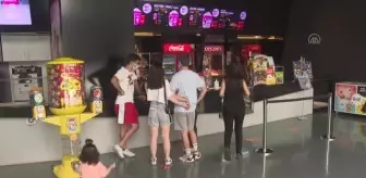 Sinema salonları misafirlerini yeniden ağırlamaya başladı
