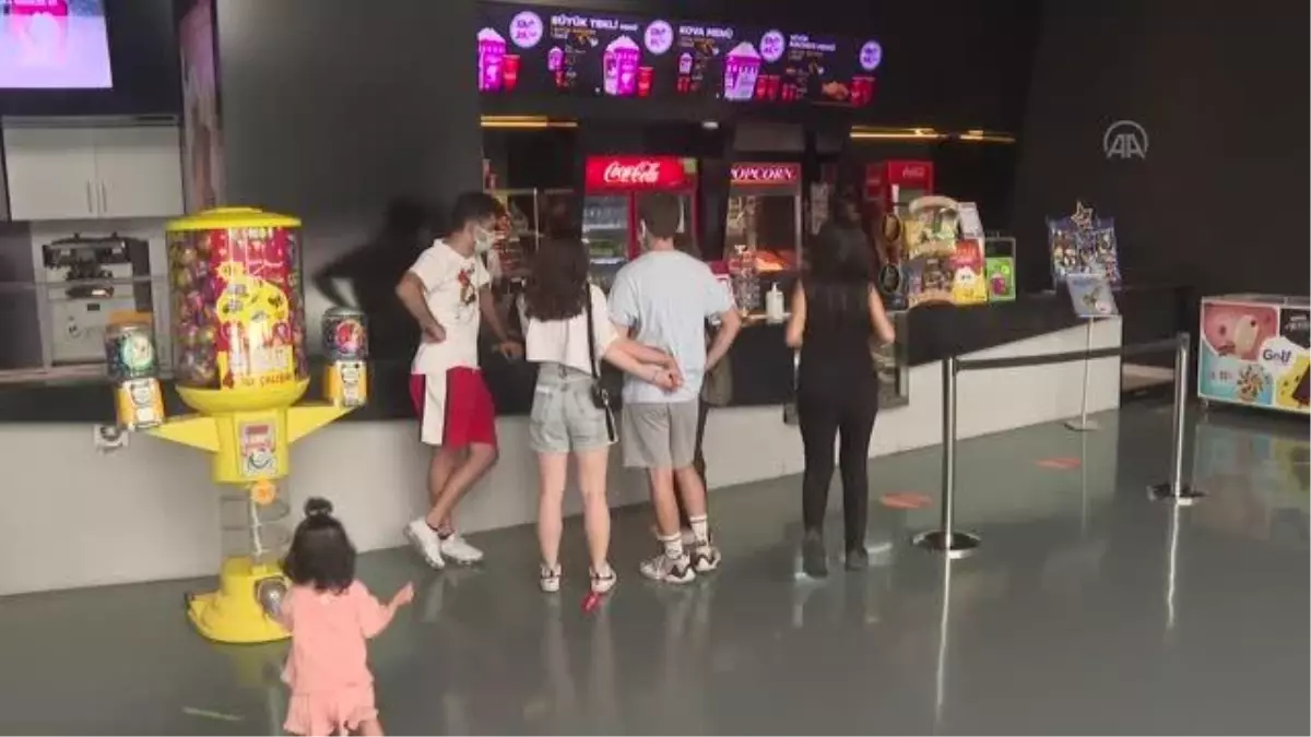 Sinema salonları misafirlerini yeniden ağırlamaya başladı