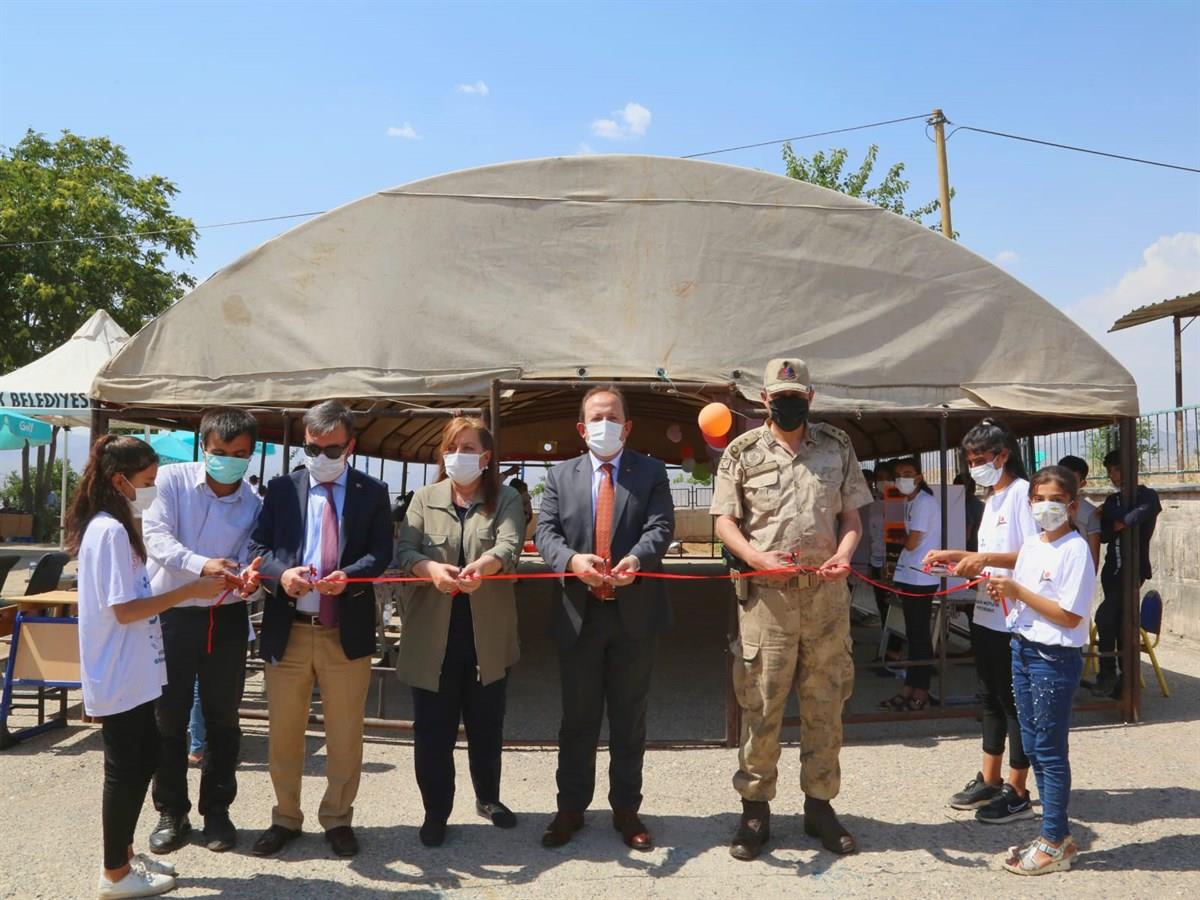 Şırnak Vali Pehlivan, 4006 TÜBİTAK Bilim Fuarı\'nın açılışını yaptı