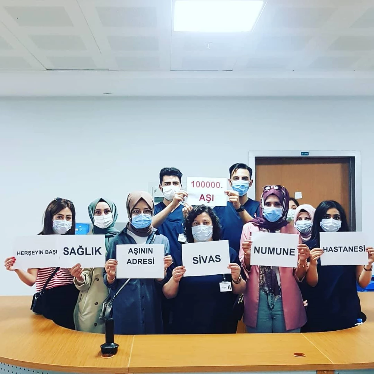 Sivas Numune Hastanesinde 100 bininci doz Kovid-19 aşısı pasta kesilerek kutlandı