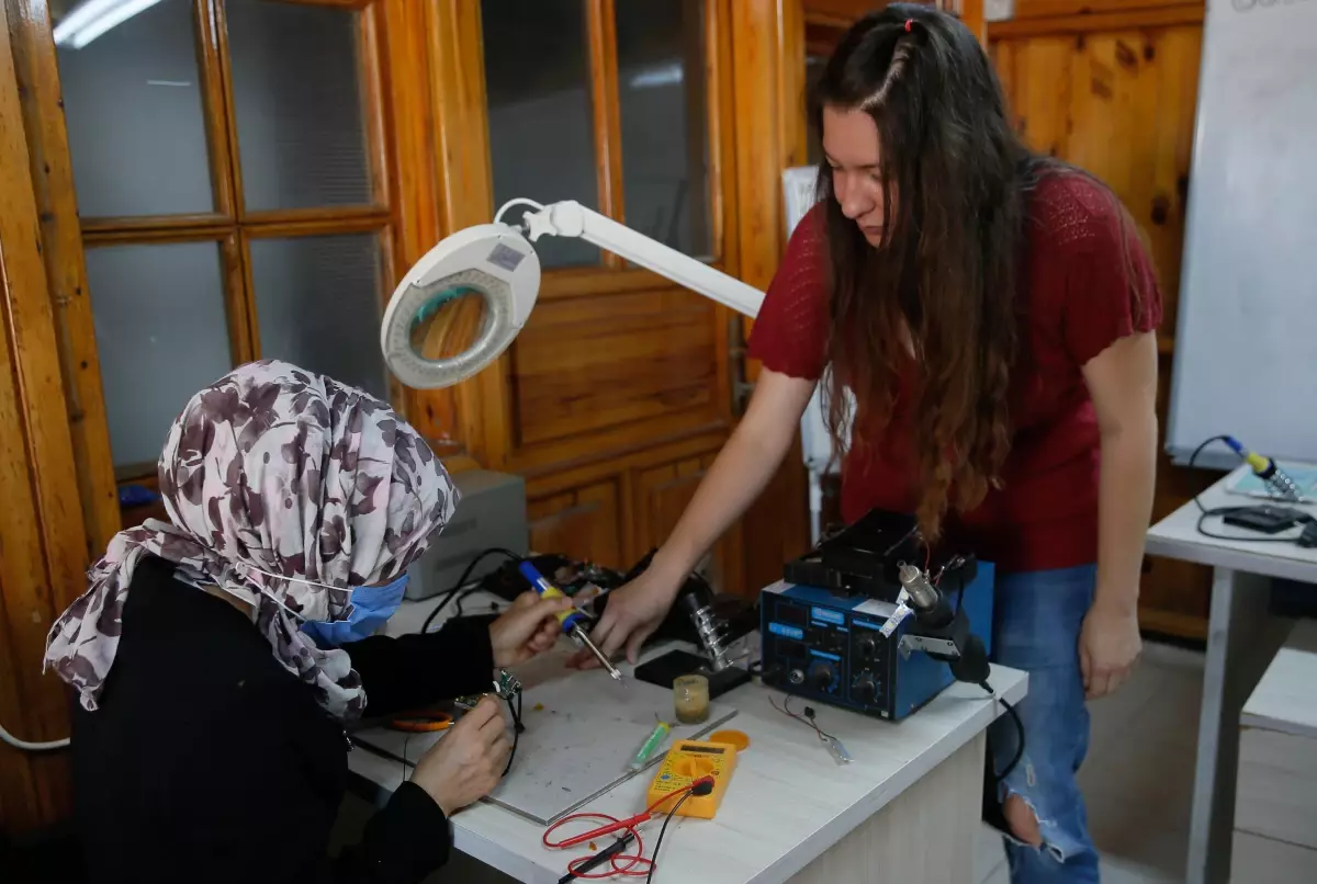 Suriyeli kadınlar güneş enerjili şarj cihazı üretimiyle ekonomik bağımsızlıklarını kazanmaya çalışıyor