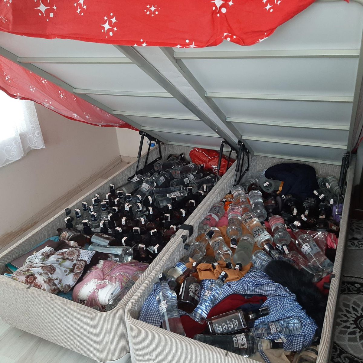 Tekirdağ\'da bazaya gizlenmiş 306 litre kaçak içki ele geçirildi