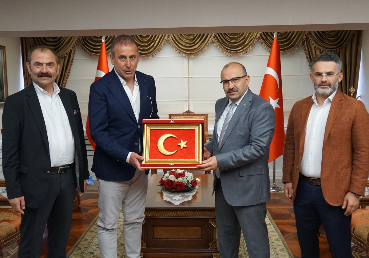 Trabzonspor Teknik Direktörü Avcı, Vali Ustaoğlu\'nu ziyaret etti