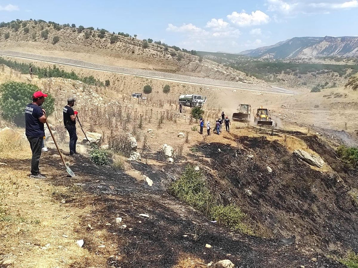Tunceli\'de korkutan yangın: Alevler ormanlık alana sıçramadan kontrol altına alındı
