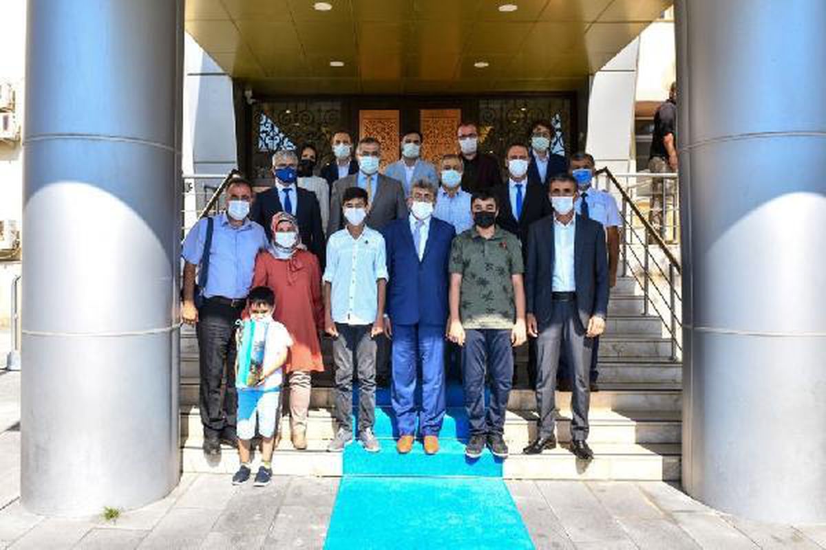 Van Valisi Bilmez LGS birincilerini ödüllendirdi