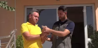 Yangına müdahale ederken kurtardığı yavru tavşanı sahiplendi