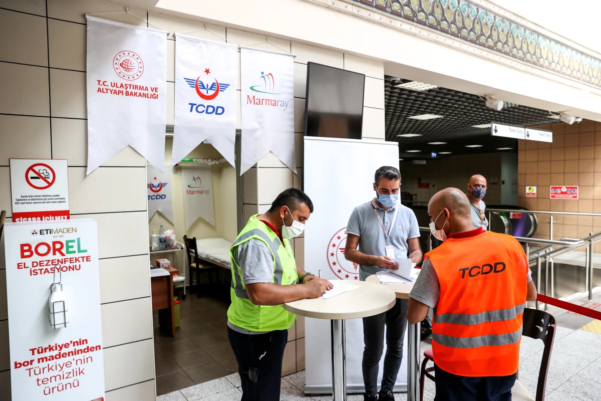 Yenikapı Marmaray İstasyonu\'nda Kovid-19 aşı uygulanmasına başlandı