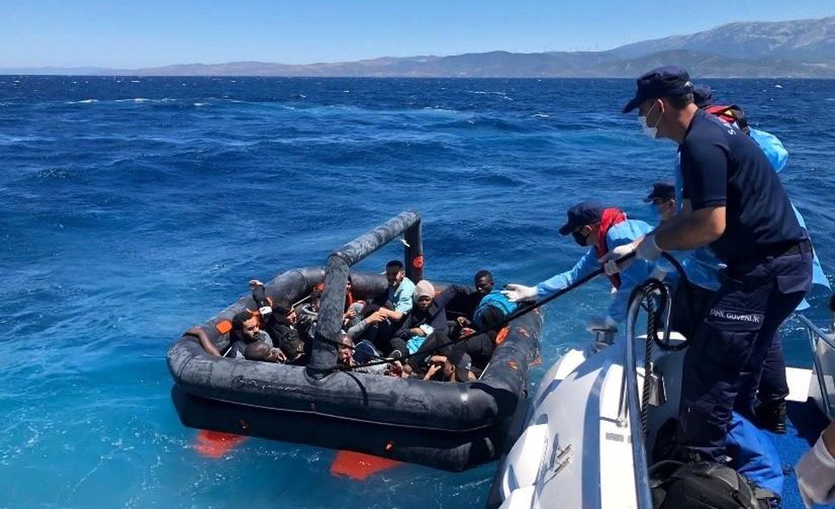 Son dakika haber... Yunan unsurlarının ölüme terk ettiği 26 göçmen kurtarıldı
